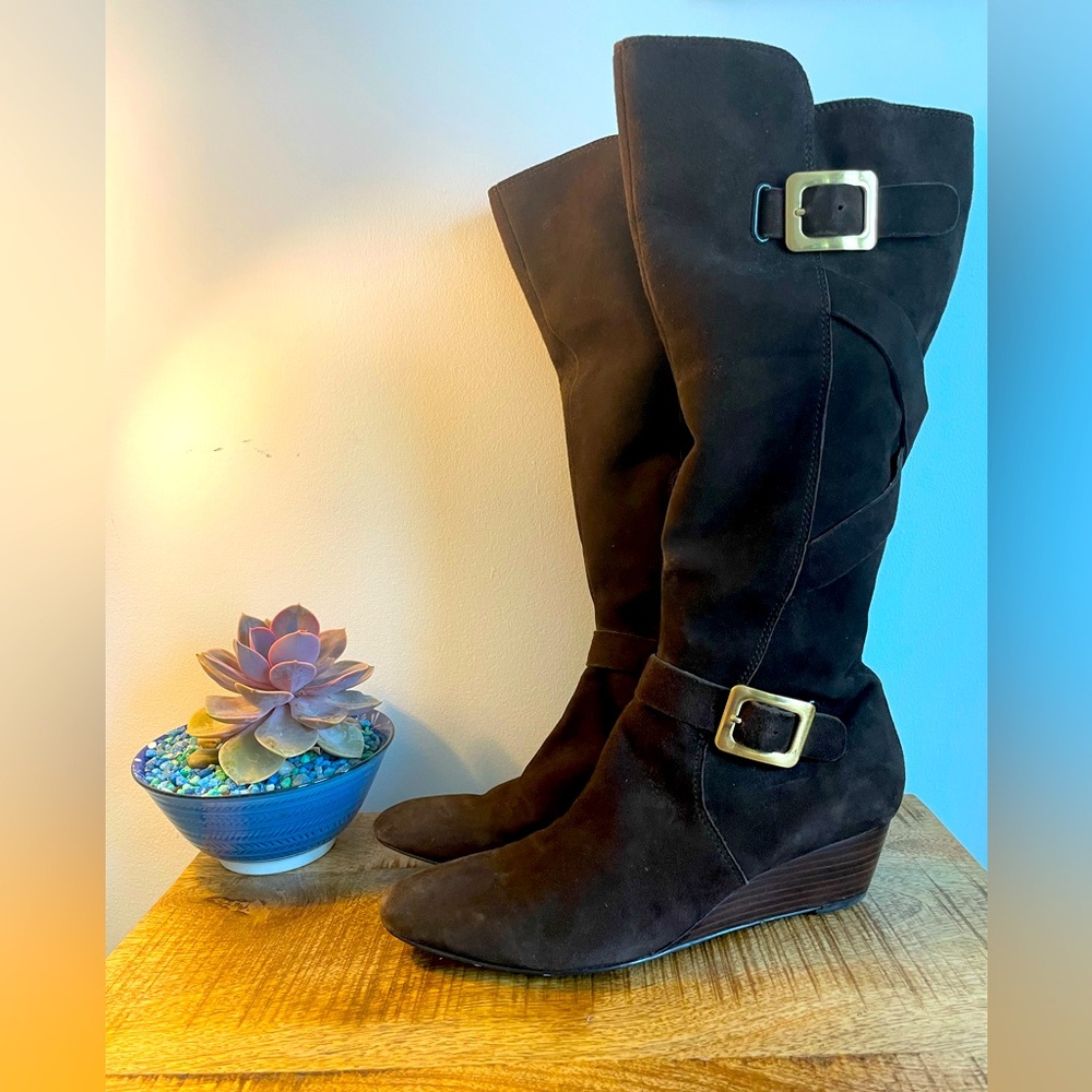 Nine West Women’s 7.5 brown suede knee high wedge boots with buckle details.